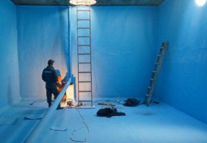 عامل يقوم بتنظيف وعزل خزان مياه أرضي بمكة – شركة تنظيف بمكة نظافتك